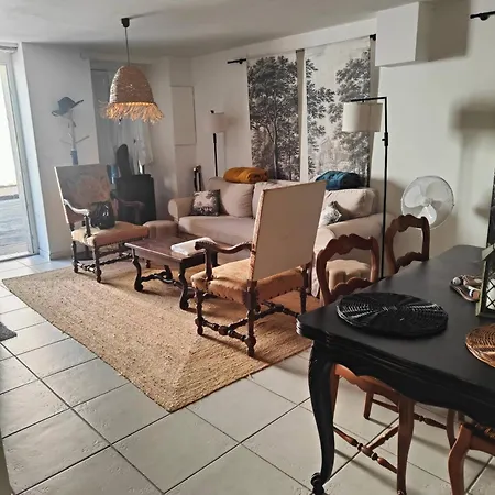The At 7 Holiday home Sainte-Foy-la-Grande